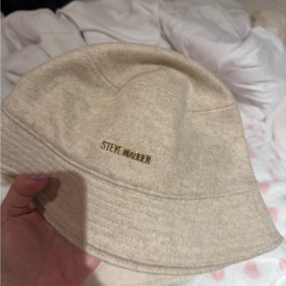 STEVE MADDEN A bundle of two hats SETVE MADDEN AND UNIQLUE